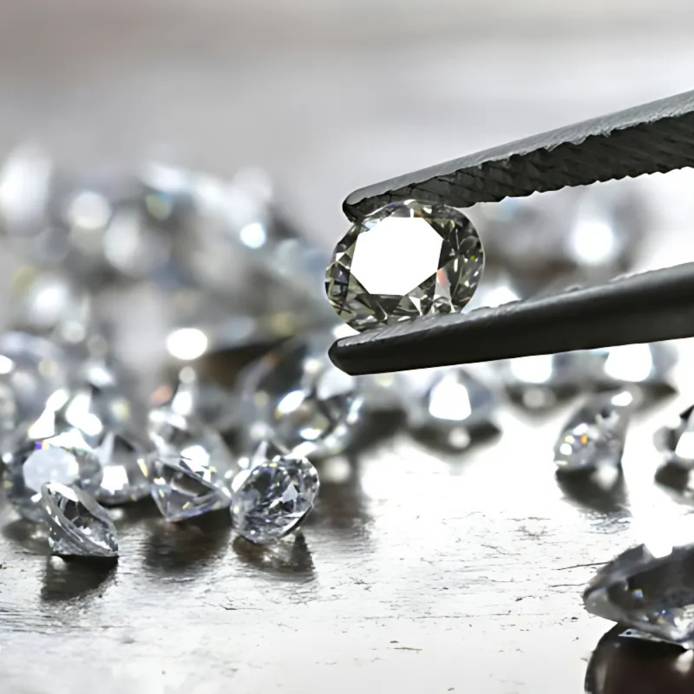 Makroaufnahme eines hochwertigen Diamanten, der mit einer Pinzette gehalten wird, vor einem Hintergrund mit weiteren funkelnden Edelsteinen. Perfekte Darstellung von Diamantqualität, Präzision und Handwerkskunst für NÓIR.com.