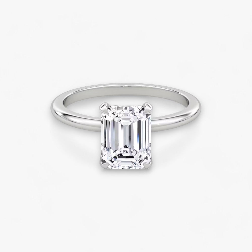 Exquisiter Verlobungsring aus Platin mit einem beeindruckenden Emerald-Cut lab-grown Diamanten als Hauptstein, flankiert von zwei natürlichen Baguette-Diamanten. Ein elegantes Schmuckstück, das nachhaltige Materialien und zeitlose Schönheit kombiniert.