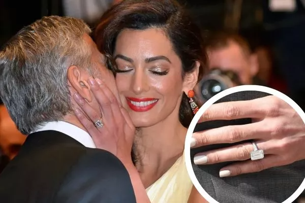 “Amal Clooney strahlt mit einem eleganten Verlobungsring im Smaragdschliff, ein Symbol für Luxus und zeitlose Eleganz. Dieser ikonische Ring ist jetzt auch bei NÓIR.com erhältlich – wahlweise mit natürlichen oder labgrown Diamanten, zum besten Preis. Perfekt für Verlobungsringe, die Stil und Nachhaltigkeit vereinen.”