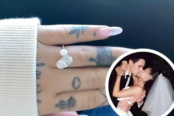 Ariana Grande zeigt ihren einzigartigen Verlobungsring mit einem ovalen Diamanten und einer eleganten Perle, ein Symbol für Individualität und Stil. Dieser wunderschöne Verlobungsring ist jetzt bei NÓIR.com erhältlich – wahlweise mit natürlichen oder labgrown Diamanten, garantiert zum besten Preis. Perfekt für Paare, die einen außergewöhnlichen und nachhaltigen Verlobungsring suchen.