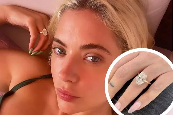 Ashley Benson präsentiert ihren glamourösen Verlobungsring mit einem ovalen Diamanten, eingefasst in einem eleganten Gelbgoldband – ein Symbol für modernen Luxus und Raffinesse. Diesen stilvollen Verlobungsring können Sie bei NÓIR.com erwerben, sowohl mit natürlichen als auch mit labgrown Diamanten, garantiert zum besten Preis. Ideal für Verlobungsringe, die Eleganz und Nachhaltigkeit kombinieren.