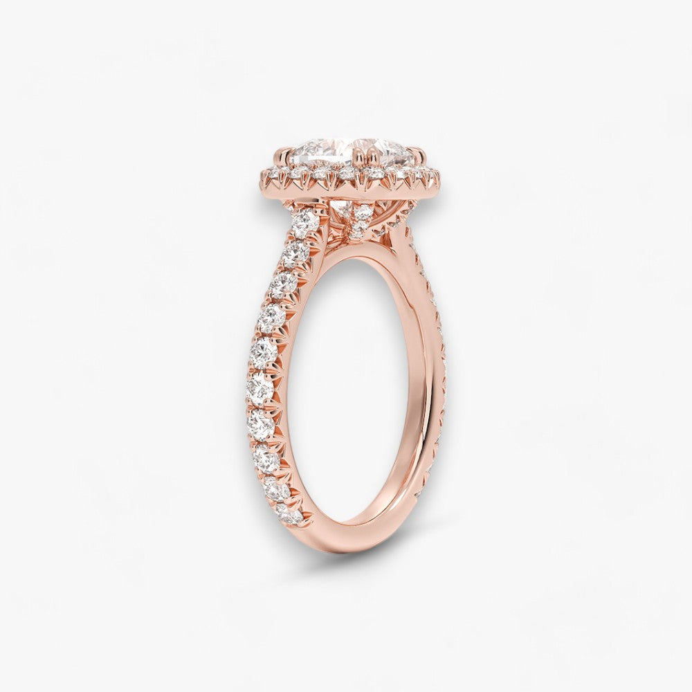 Exklusiver Diamantring aus Rosegold mit einem 2-Karat Cushion LabGrown geschliffenen Diamanten, umgeben von einem eleganten Pavé-Halo-Design. Luxuriöser Verlobungsring mit brillantem Steinfunkeln und hochwertiger Handwerkskunst – perfekt für Hochzeitsanträge. Premium-Schmuck für anspruchsvolle Kunden, geeignet für besondere Anlässe.