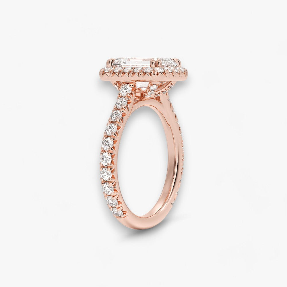 Exklusiver Diamantring aus Rosegold mit einem 2-Karat Emerald LabGrown geschliffenen Diamanten, umgeben von einem eleganten Pavé-Halo-Design. Luxuriöser Verlobungsring mit brillantem Steinfunkeln und hochwertiger Handwerkskunst – perfekt für Hochzeitsanträge. Premium-Schmuck für anspruchsvolle Kunden, geeignet für besondere Anlässe.