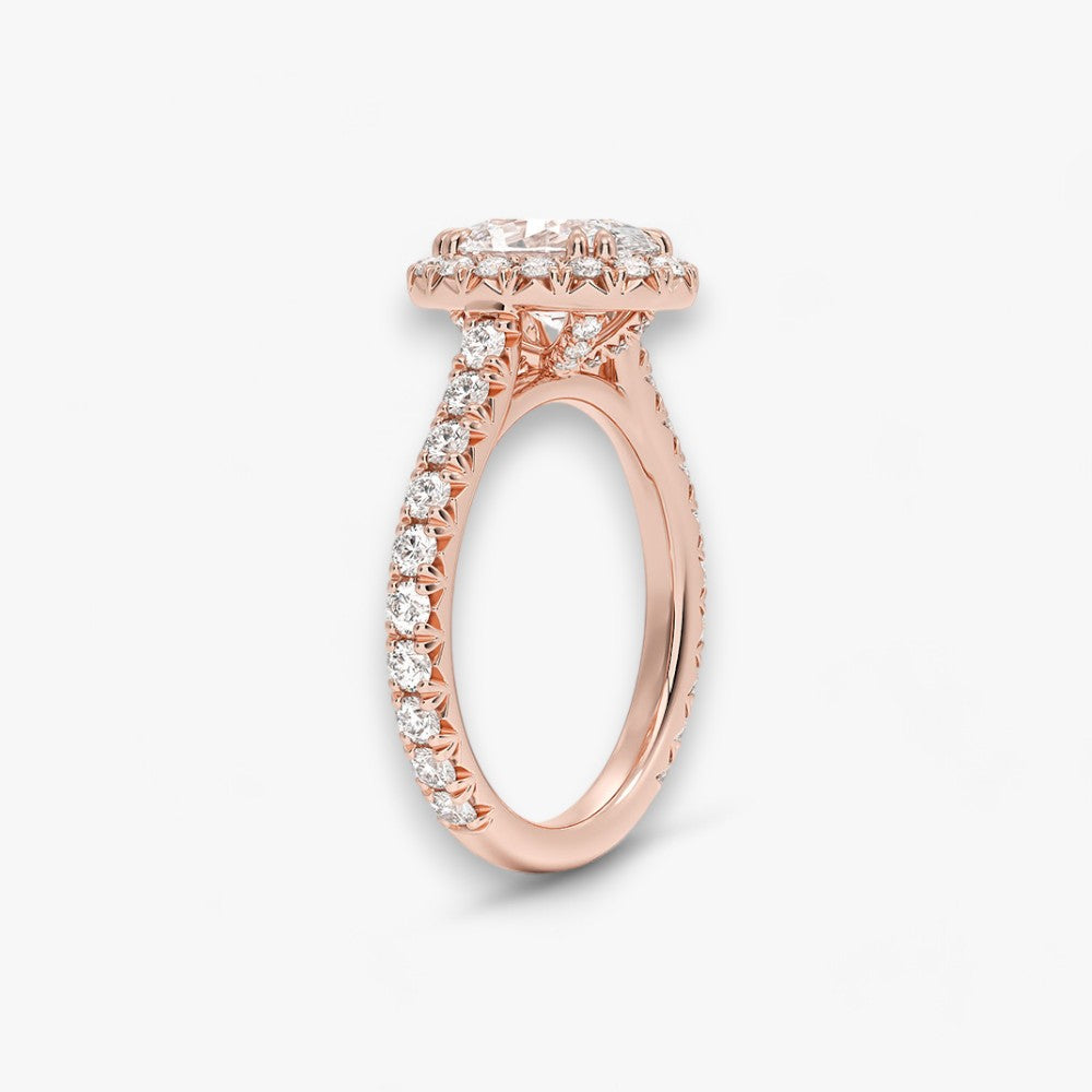 Exklusiver Diamantring aus Rosegold mit einem 2-Karat Oval LabGrown geschliffenen Diamanten, umgeben von einem eleganten Pavé-Halo-Design. Luxuriöser Verlobungsring mit brillantem Steinfunkeln und hochwertiger Handwerkskunst – perfekt für Hochzeitsanträge. Premium-Schmuck für anspruchsvolle Kunden, geeignet für besondere Anlässe.