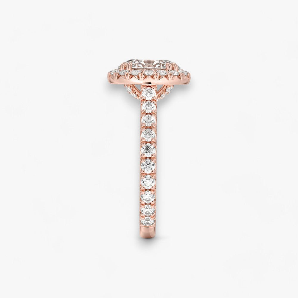 Exklusiver Diamantring aus Rosegold mit einem 2-Karat Oval LabGrown geschliffenen Diamanten, umgeben von einem eleganten Pavé-Halo-Design. Luxuriöser Verlobungsring mit brillantem Steinfunkeln und hochwertiger Handwerkskunst – perfekt für Hochzeitsanträge. Premium-Schmuck für anspruchsvolle Kunden, geeignet für besondere Anlässe.