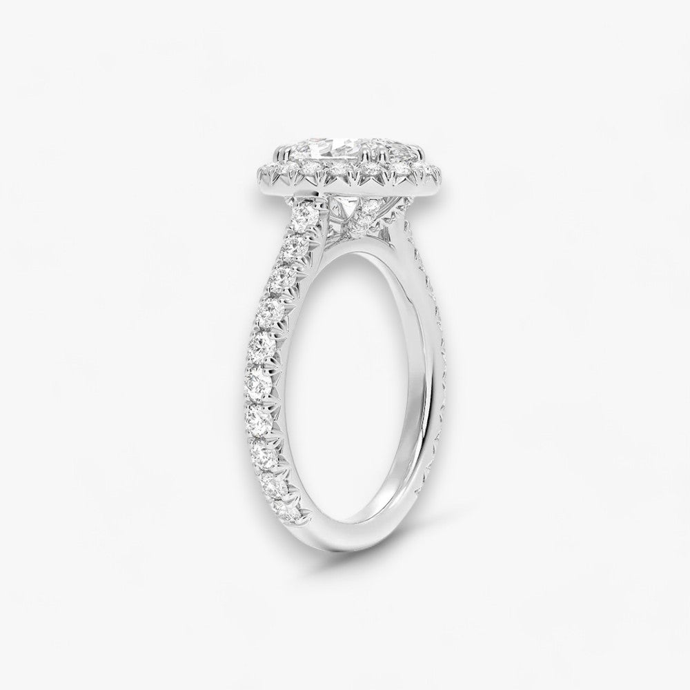 Exklusiver Diamantring aus Weissgold mit einem 2-Karat Oval LabGrown geschliffenen Diamanten, umgeben von einem eleganten Pavé-Halo-Design. Luxuriöser Verlobungsring mit brillantem Steinfunkeln und hochwertiger Handwerkskunst – perfekt für Hochzeitsanträge. Premium-Schmuck für anspruchsvolle Kunden, geeignet für besondere Anlässe.