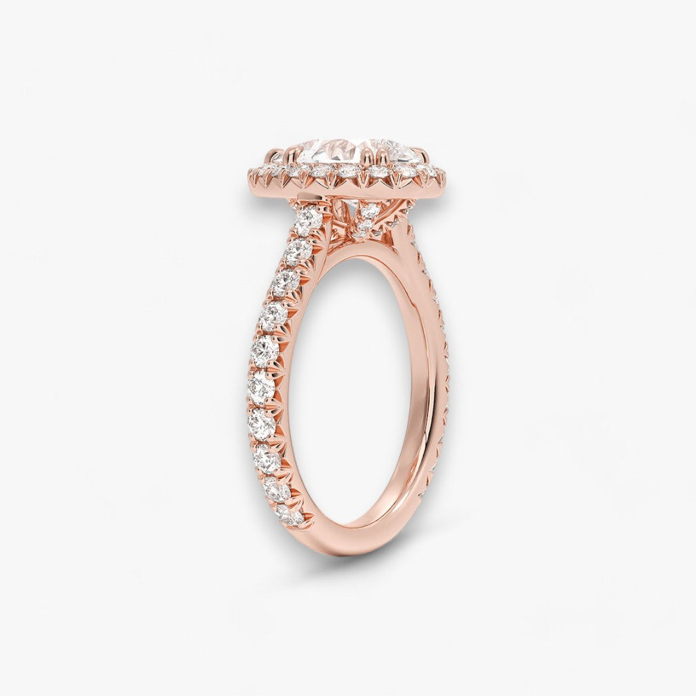 Exklusiver Diamantring aus Rosegold mit einem 2-Karat Tropfen LabGrown geschliffenen Diamanten, umgeben von einem eleganten Pavé-Halo-Design. Luxuriöser Verlobungsring mit brillantem Steinfunkeln und hochwertiger Handwerkskunst – perfekt für Hochzeitsanträge. Premium-Schmuck für anspruchsvolle Kunden, geeignet für besondere Anlässe.