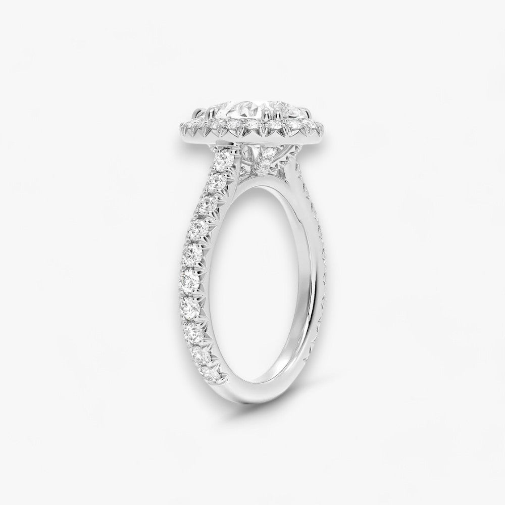 Exklusiver Diamantring aus Weissgold mit einem 2-Karat Tropfen LabGrown geschliffenen Diamanten, umgeben von einem eleganten Pavé-Halo-Design. Luxuriöser Verlobungsring mit brillantem Steinfunkeln und hochwertiger Handwerkskunst – perfekt für Hochzeitsanträge. Premium-Schmuck für anspruchsvolle Kunden, geeignet für besondere Anlässe.