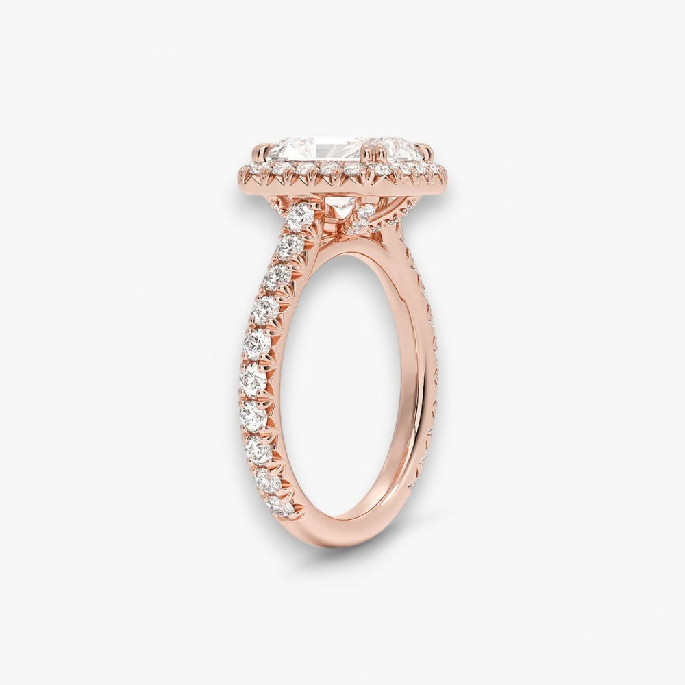 Exklusiver Diamantring aus Rosegold mit einem 2-Karat Radiant LabGrown geschliffenen Diamanten, umgeben von einem eleganten Pavé-Halo-Design. Luxuriöser Verlobungsring mit brillantem Steinfunkeln und hochwertiger Handwerkskunst – perfekt für Hochzeitsanträge. Premium-Schmuck für anspruchsvolle Kunden, geeignet für besondere Anlässe.