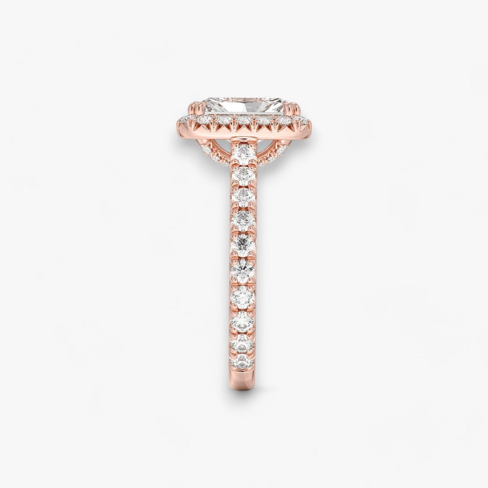 Exklusiver Diamantring aus Rosegold mit einem 2-Karat Radiant LabGrown geschliffenen Diamanten, umgeben von einem eleganten Pavé-Halo-Design. Luxuriöser Verlobungsring mit brillantem Steinfunkeln und hochwertiger Handwerkskunst – perfekt für Hochzeitsanträge. Premium-Schmuck für anspruchsvolle Kunden, geeignet für besondere Anlässe.