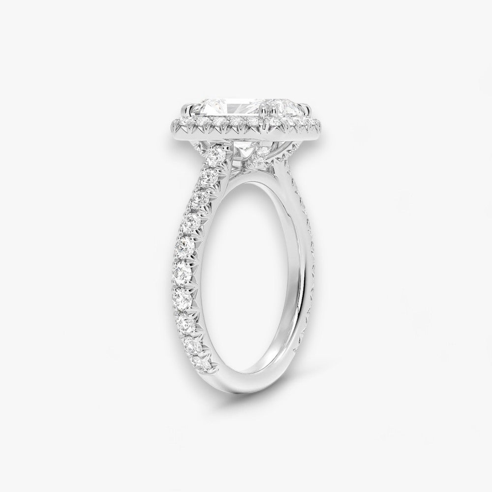 Exklusiver Diamantring aus Platin mit einem 2-Karat Radiant LabGrown geschliffenen Diamanten, umgeben von einem eleganten Pavé-Halo-Design. Luxuriöser Verlobungsring mit brillantem Steinfunkeln und hochwertiger Handwerkskunst – perfekt für Hochzeitsanträge. Premium-Schmuck für anspruchsvolle Kunden, geeignet für besondere Anlässe.