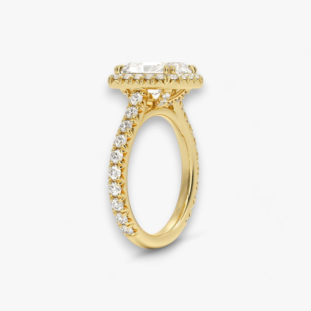 Exklusiver Diamantring aus Gelbgold mit einem 2-Karat Radiant LabGrown geschliffenen Diamanten, umgeben von einem eleganten Pavé-Halo-Design. Luxuriöser Verlobungsring mit brillantem Steinfunkeln und hochwertiger Handwerkskunst – perfekt für Hochzeitsanträge. Premium-Schmuck für anspruchsvolle Kunden, geeignet für besondere Anlässe.