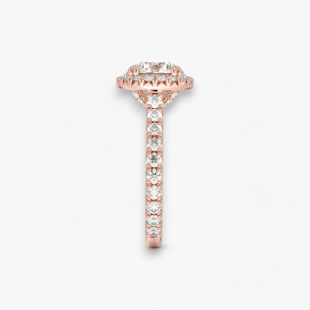 Exklusiver Diamantring aus Rosegold mit einem 2-Karat Rund LabGrown geschliffenen Diamanten, umgeben von einem eleganten Pavé-Halo-Design. Luxuriöser Verlobungsring mit brillantem Steinfunkeln und hochwertiger Handwerkskunst – perfekt für Hochzeitsanträge. Premium-Schmuck für anspruchsvolle Kunden, geeignet für besondere Anlässe.