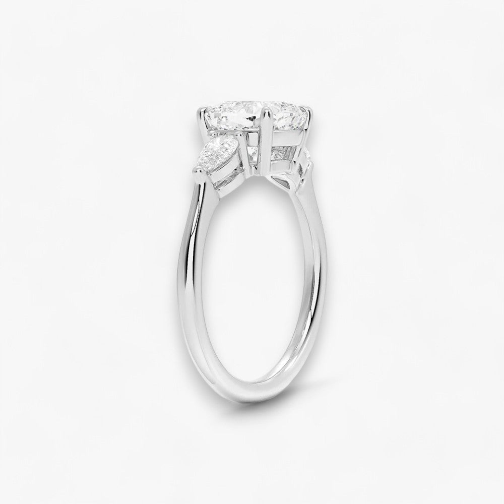 Eleganter Verlobungsring Bellancia mit 2-Karat Cushion-Cut-Diamant und funkelnden seitlichen Pear-Cut-Diamanten, gefertigt aus hochwertigem Weissgold. Luxuriöser Diamantring für Verlobung, Hochzeit oder Jubiläum. Exklusives Schmuckdesign mit brillantem Glanz und zeitloser Eleganz – ideal für besondere Momente. Perfekter Verlobungsring mit außergewöhnlicher Handwerkskunst. Jetzt online entdecken und bestellen.