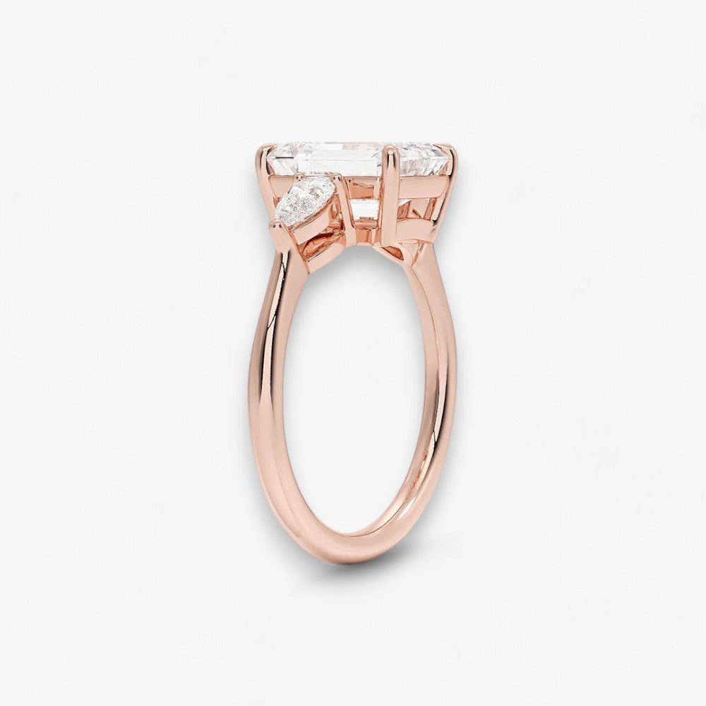 Eleganter Verlobungsring mit 2-Karat Emerald-Cut-Diamant und funkelnden seitlichen Pear-Cut-Diamanten, gefertigt aus hochwertigem Rosegold. Luxuriöser Diamantring für Verlobung, Hochzeit oder Jubiläum. Exklusives Schmuckdesign mit brillantem Glanz und zeitloser Eleganz – ideal für besondere Momente. Perfekter Verlobungsring mit außergewöhnlicher Handwerkskunst. Jetzt online entdecken und bestellen.