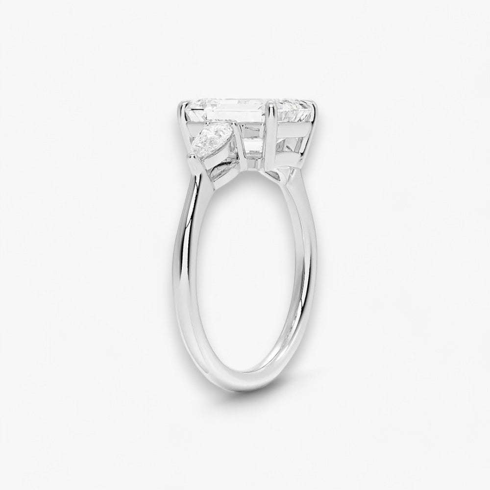 Eleganter Verlobungsring mit 2-Karat Emerald-Cut-Diamant und funkelnden seitlichen Pear-Cut-Diamanten, gefertigt aus hochwertigem Weissgold. Luxuriöser Diamantring für Verlobung, Hochzeit oder Jubiläum. Exklusives Schmuckdesign mit brillantem Glanz und zeitloser Eleganz – ideal für besondere Momente. Perfekter Verlobungsring mit außergewöhnlicher Handwerkskunst. Jetzt online entdecken und bestellen.