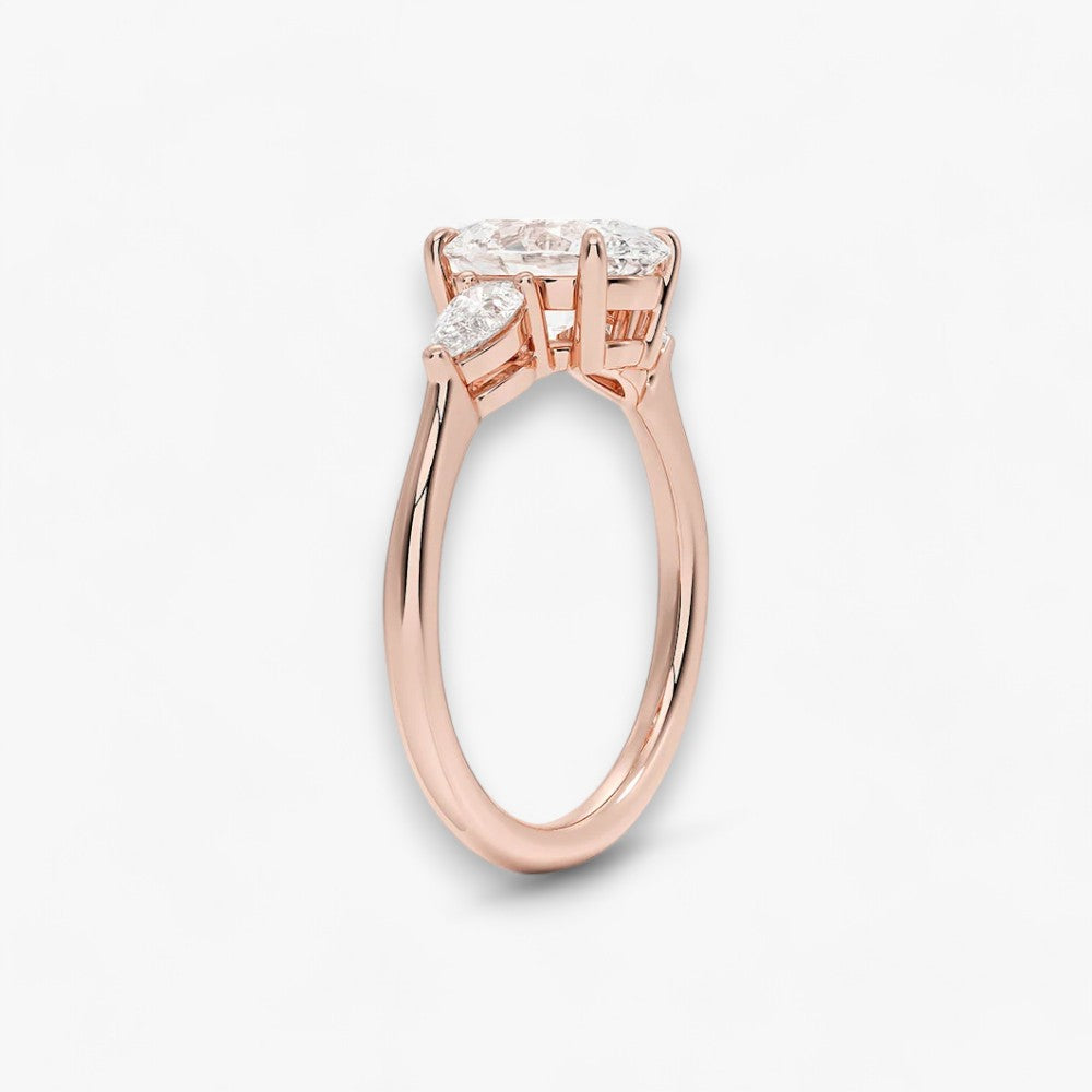 Eleganter Verlobungsring mit 2-Karat Oval-Cut-Diamant und funkelnden seitlichen Pear-Cut-Diamanten, gefertigt aus hochwertigem Rosegold. Luxuriöser Diamantring für Verlobung, Hochzeit oder Jubiläum. Exklusives Schmuckdesign mit brillantem Glanz und zeitloser Eleganz – ideal für besondere Momente. Perfekter Verlobungsring mit außergewöhnlicher Handwerkskunst. Jetzt online entdecken und bestellen.