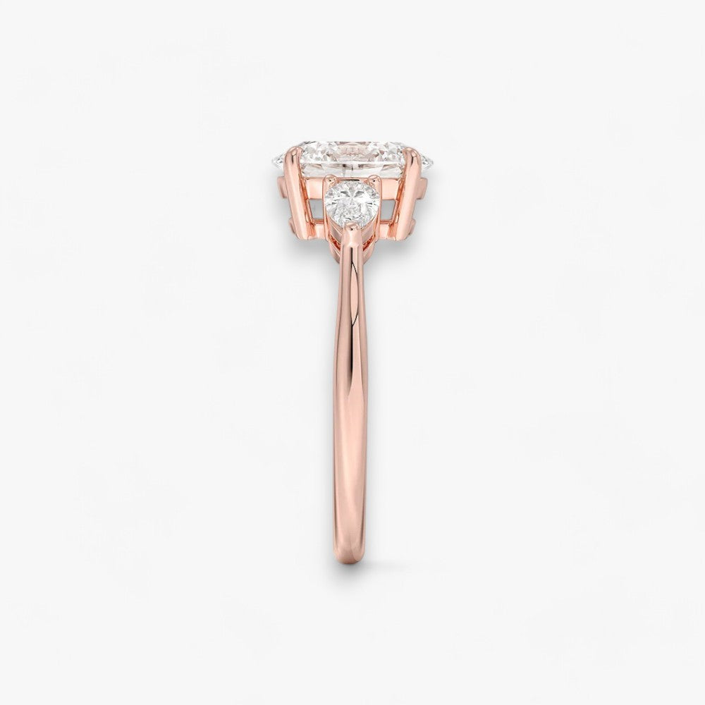 Eleganter Verlobungsring mit 2-Karat Oval-Cut-Diamant und funkelnden seitlichen Pear-Cut-Diamanten, gefertigt aus hochwertigem Rosegold. Luxuriöser Diamantring für Verlobung, Hochzeit oder Jubiläum. Exklusives Schmuckdesign mit brillantem Glanz und zeitloser Eleganz – ideal für besondere Momente. Perfekter Verlobungsring mit außergewöhnlicher Handwerkskunst. Jetzt online entdecken und bestellen.