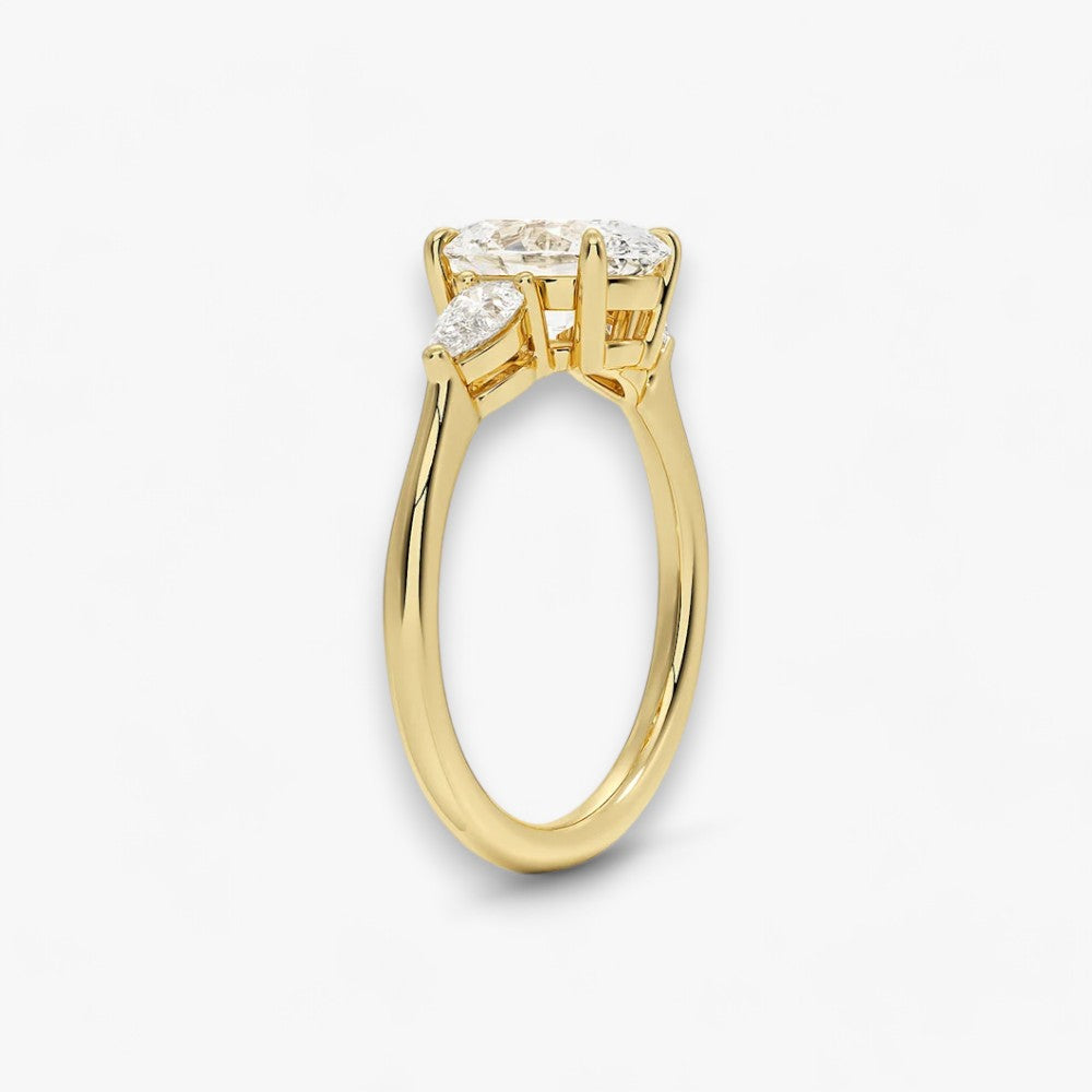 Eleganter Verlobungsring mit 2-Karat Oval-Cut-Diamant und funkelnden seitlichen Pear-Cut-Diamanten, gefertigt aus hochwertigem Gelbgold. Luxuriöser Diamantring für Verlobung, Hochzeit oder Jubiläum. Exklusives Schmuckdesign mit brillantem Glanz und zeitloser Eleganz – ideal für besondere Momente. Perfekter Verlobungsring mit außergewöhnlicher Handwerkskunst. Jetzt online entdecken und bestellen.