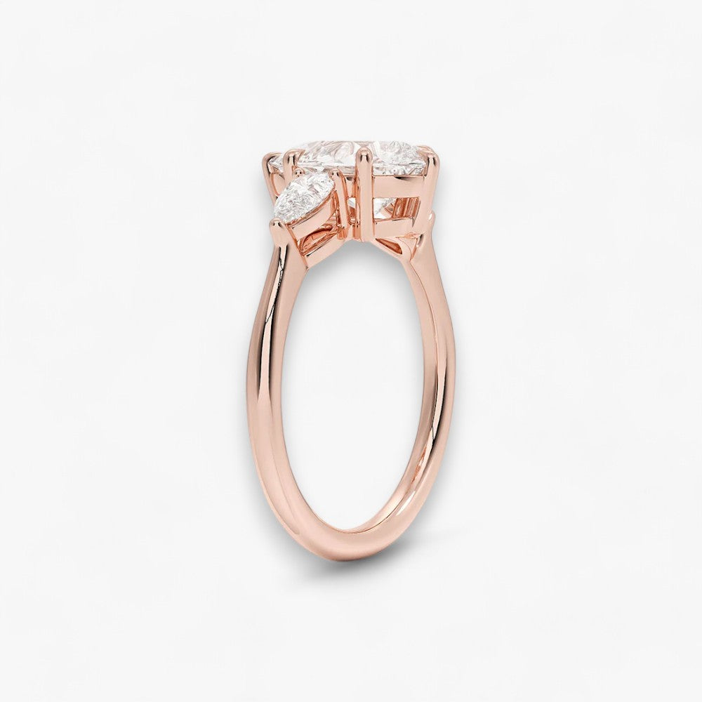 Eleganter Verlobungsring mit 2-Karat Tropfen-Cut-Diamant und funkelnden seitlichen Pear-Cut-Diamanten, gefertigt aus hochwertigem Rosegold. Luxuriöser Diamantring für Verlobung, Hochzeit oder Jubiläum. Exklusives Schmuckdesign mit brillantem Glanz und zeitloser Eleganz – ideal für besondere Momente. Perfekter Verlobungsring mit außergewöhnlicher Handwerkskunst. Jetzt online entdecken und bestellen.