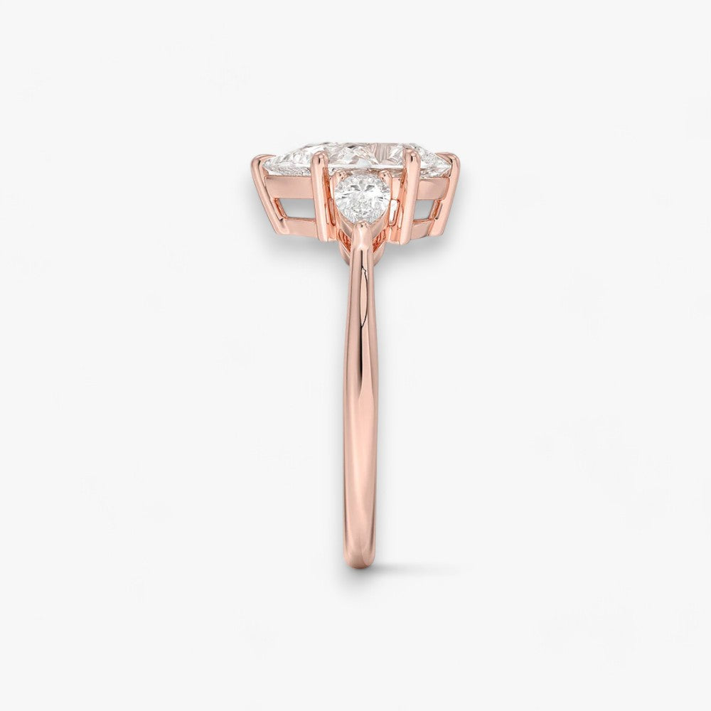 Eleganter Verlobungsring mit 2-Karat Tropfen-Cut-Diamant und funkelnden seitlichen Pear-Cut-Diamanten, gefertigt aus hochwertigem Rosegold. Luxuriöser Diamantring für Verlobung, Hochzeit oder Jubiläum. Exklusives Schmuckdesign mit brillantem Glanz und zeitloser Eleganz – ideal für besondere Momente. Perfekter Verlobungsring mit außergewöhnlicher Handwerkskunst. Jetzt online entdecken und bestellen.