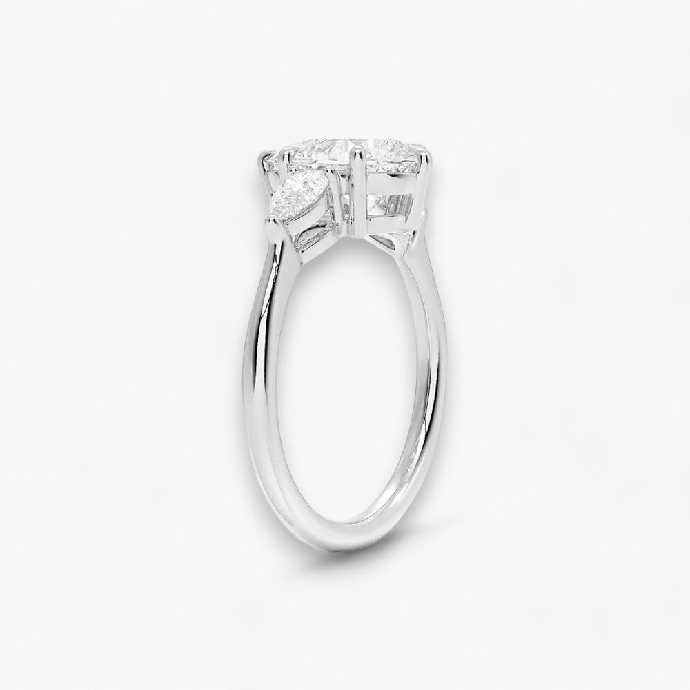 Eleganter Verlobungsring mit 2-Karat Tropfen-Cut-Diamant und funkelnden seitlichen Pear-Cut-Diamanten, gefertigt aus hochwertigem Weissgold. Luxuriöser Diamantring für Verlobung, Hochzeit oder Jubiläum. Exklusives Schmuckdesign mit brillantem Glanz und zeitloser Eleganz – ideal für besondere Momente. Perfekter Verlobungsring mit außergewöhnlicher Handwerkskunst. Jetzt online entdecken und bestellen.