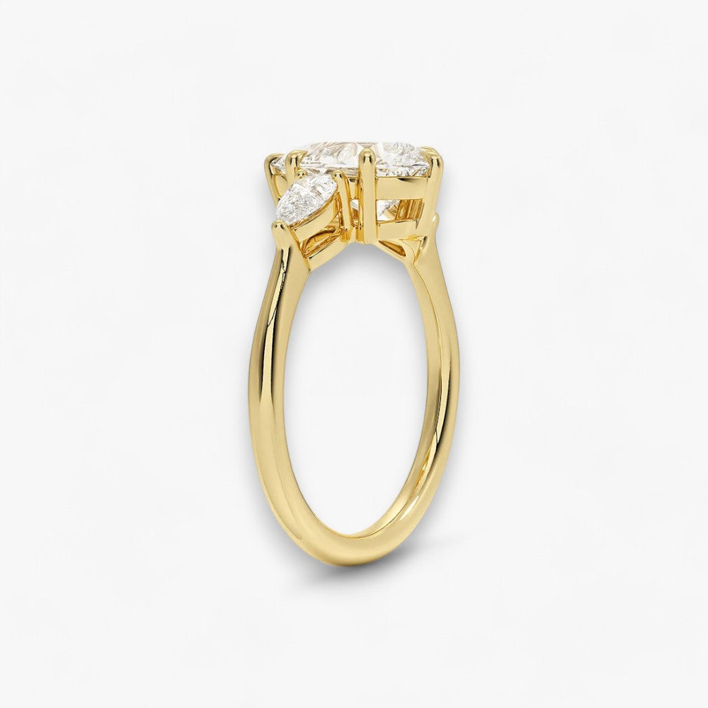 Eleganter Verlobungsring mit 2-Karat Tropfen-Cut-Diamant und funkelnden seitlichen Pear-Cut-Diamanten, gefertigt aus hochwertigem Gelbgold. Luxuriöser Diamantring für Verlobung, Hochzeit oder Jubiläum. Exklusives Schmuckdesign mit brillantem Glanz und zeitloser Eleganz – ideal für besondere Momente. Perfekter Verlobungsring mit außergewöhnlicher Handwerkskunst. Jetzt online entdecken und bestellen.