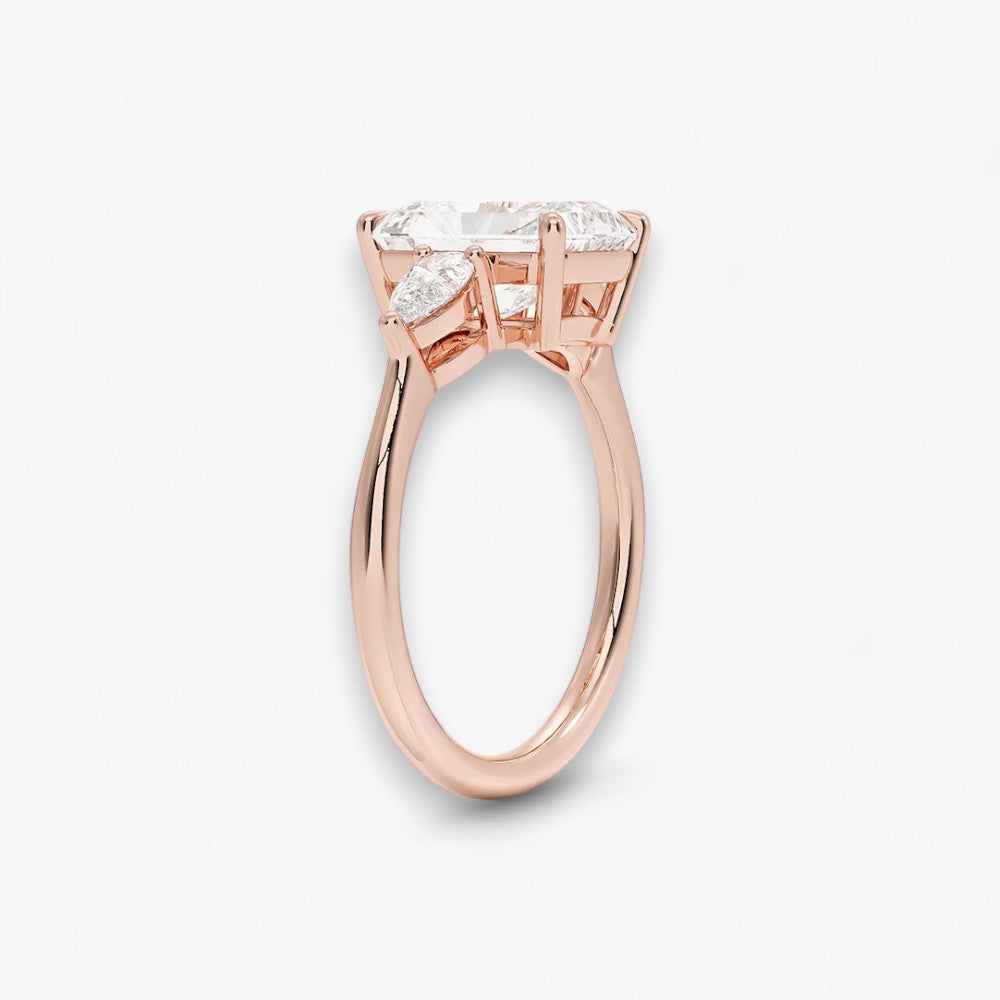 Eleganter Verlobungsring mit 2-Karat Radiant-Cut-Diamant und funkelnden seitlichen Pear-Cut-Diamanten, gefertigt aus hochwertigem Rosegold. Luxuriöser Diamantring für Verlobung, Hochzeit oder Jubiläum. Exklusives Schmuckdesign mit brillantem Glanz und zeitloser Eleganz – ideal für besondere Momente. Perfekter Verlobungsring mit außergewöhnlicher Handwerkskunst. Jetzt online entdecken und bestellen.