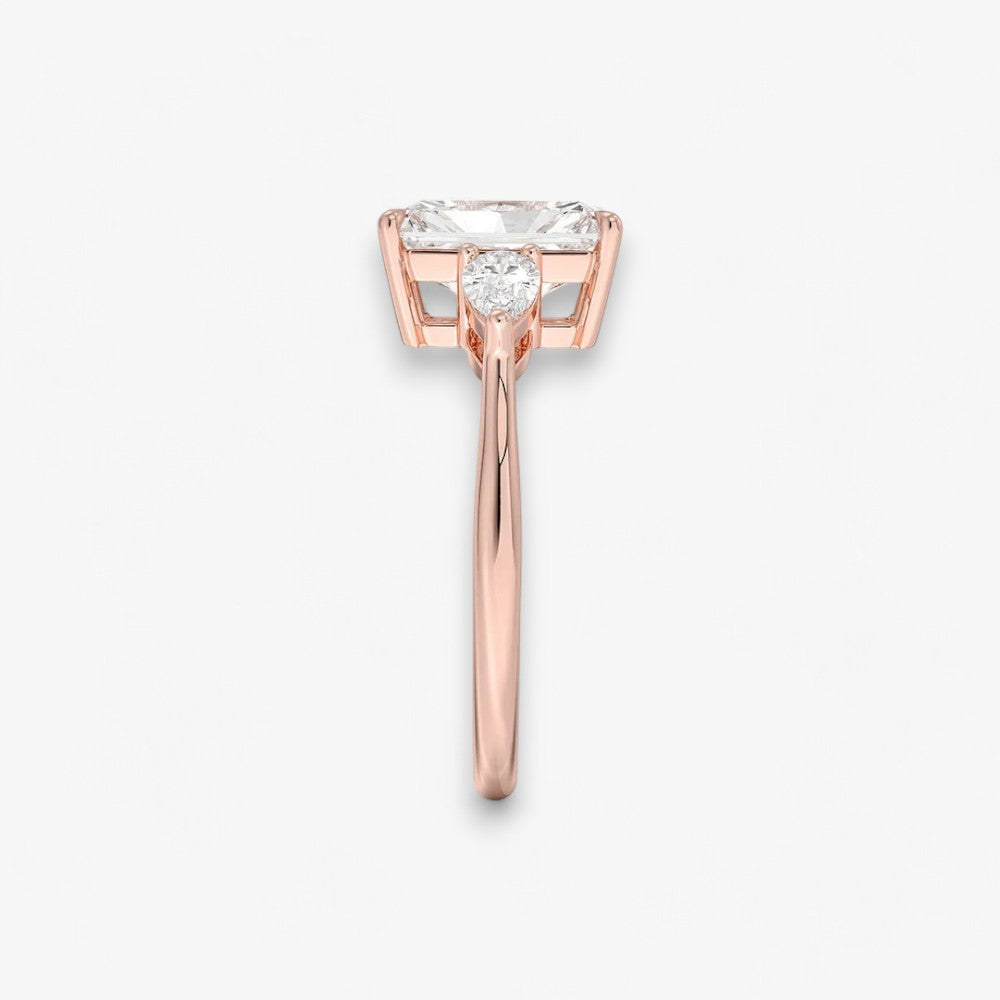 Eleganter Verlobungsring mit 2-Karat Radiant-Cut-Diamant und funkelnden seitlichen Pear-Cut-Diamanten, gefertigt aus hochwertigem Rosegold. Luxuriöser Diamantring für Verlobung, Hochzeit oder Jubiläum. Exklusives Schmuckdesign mit brillantem Glanz und zeitloser Eleganz – ideal für besondere Momente. Perfekter Verlobungsring mit außergewöhnlicher Handwerkskunst. Jetzt online entdecken und bestellen.