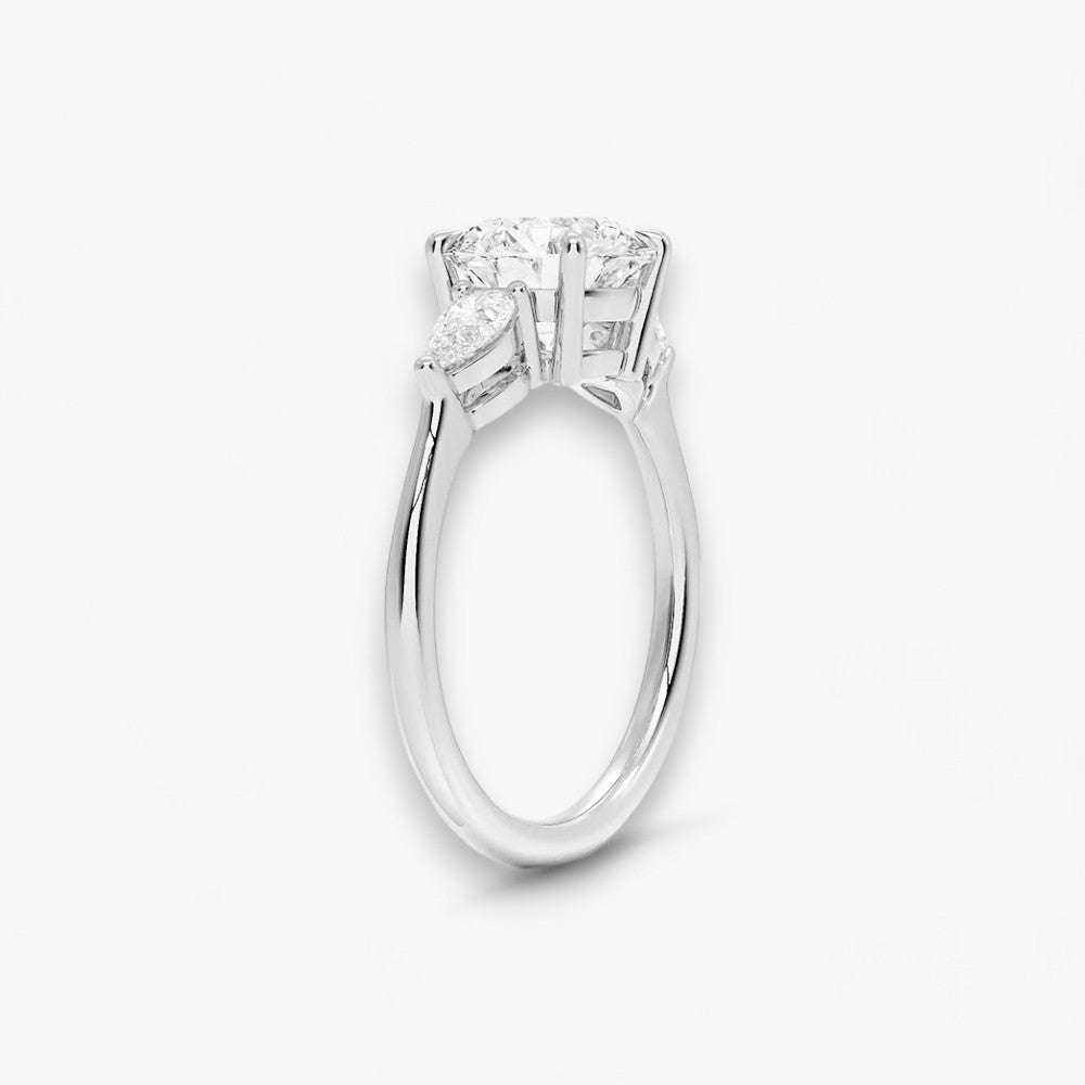 Eleganter Verlobungsring mit 2-Karat Rund-Cut-Diamant und funkelnden seitlichen Pear-Cut-Diamanten, gefertigt aus hochwertigem Weissgold. Luxuriöser Diamantring für Verlobung, Hochzeit oder Jubiläum. Exklusives Schmuckdesign mit brillantem Glanz und zeitloser Eleganz – ideal für besondere Momente. Perfekter Verlobungsring mit außergewöhnlicher Handwerkskunst. Jetzt online entdecken und bestellen.