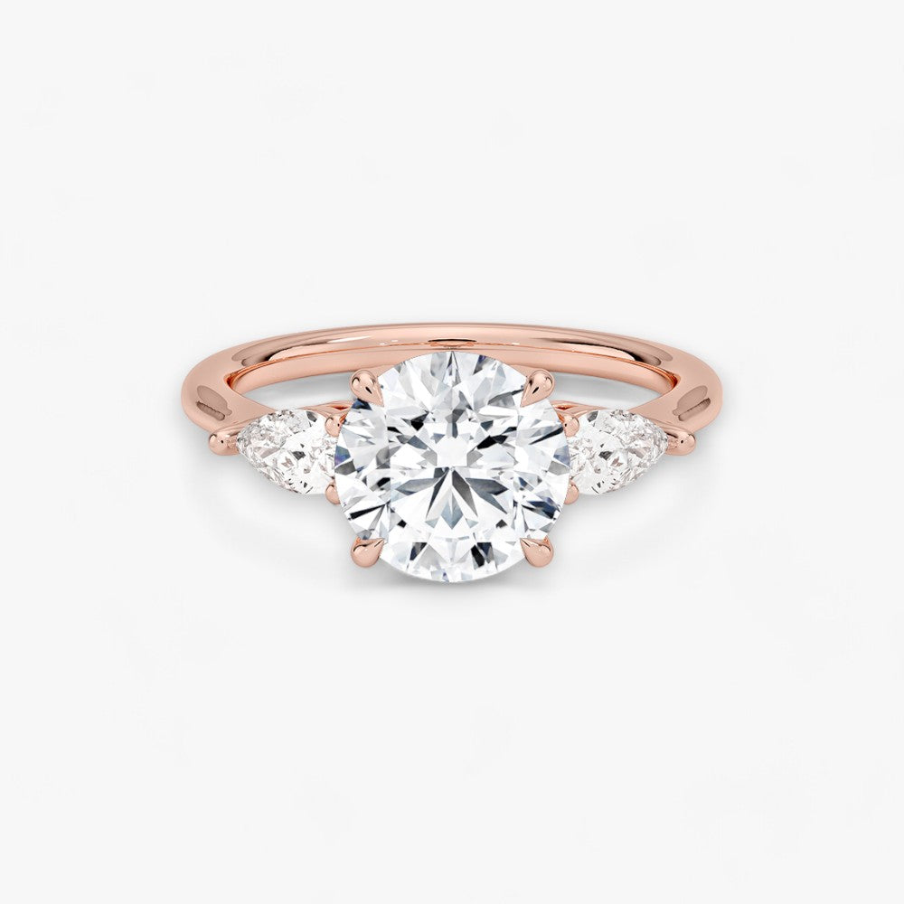 Eleganter Verlobungsring mit 2-Karat Rund-Cut-Diamant und funkelnden seitlichen Pear-Cut-Diamanten, gefertigt aus hochwertigem Rosegold. Luxuriöser Diamantring für Verlobung, Hochzeit oder Jubiläum. Exklusives Schmuckdesign mit brillantem Glanz und zeitloser Eleganz – ideal für besondere Momente. Perfekter Verlobungsring mit außergewöhnlicher Handwerkskunst. Jetzt online entdecken und bestellen.