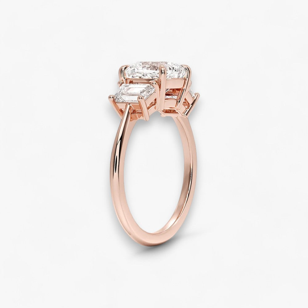 Luxuriöser Verlobungsring mit 2-Karat Cushion-Cut-Diamant und seitlichen Emerald-Cut-Diamanten, eingefasst in einer eleganten Rosegold-Fassung. Exklusiver Diamantring mit brillantem Glanz und moderner Ästhetik, ideal für Verlobung, Hochzeit oder Jubiläum. Hochwertiges Schmuckdesign mit zeitloser Eleganz und handgefertigter Präzision. Perfekter Verlobungsring für besondere Momente. Jetzt online entdecken und bestellen.