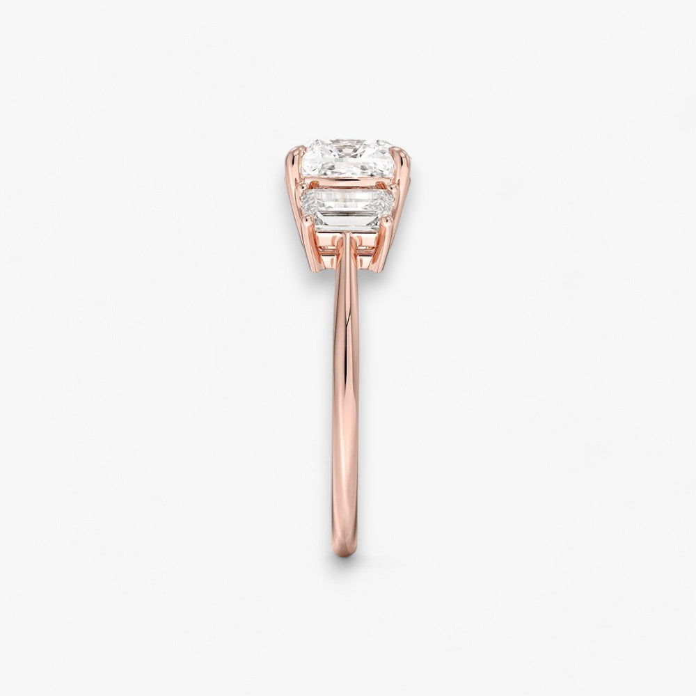 Luxuriöser Verlobungsring mit 2-Karat Cushion-Cut-Diamant und seitlichen Emerald-Cut-Diamanten, eingefasst in einer eleganten Rosegold-Fassung. Exklusiver Diamantring mit brillantem Glanz und moderner Ästhetik, ideal für Verlobung, Hochzeit oder Jubiläum. Hochwertiges Schmuckdesign mit zeitloser Eleganz und handgefertigter Präzision. Perfekter Verlobungsring für besondere Momente. Jetzt online entdecken und bestellen.