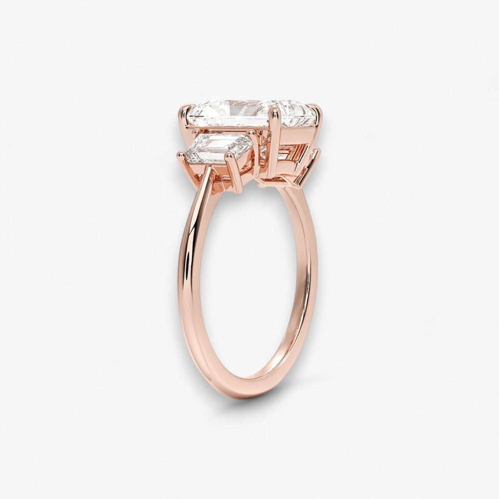 Luxuriöser Verlobungsring mit 2-Karat Radiant-Cut-Diamant und seitlichen Emerald-Cut-Diamanten, eingefasst in einer eleganten Rosegold-Fassung. Exklusiver Diamantring mit brillantem Glanz und moderner Ästhetik, ideal für Verlobung, Hochzeit oder Jubiläum. Hochwertiges Schmuckdesign mit zeitloser Eleganz und handgefertigter Präzision. Perfekter Verlobungsring für besondere Momente. Jetzt online entdecken und bestellen.