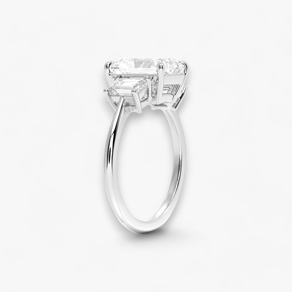 Luxuriöser Verlobungsring mit 2-Karat Radiant-Cut-Diamant und seitlichen Emerald-Cut-Diamanten, eingefasst in einer eleganten Platin-Fassung. Exklusiver Diamantring mit brillantem Glanz und moderner Ästhetik, ideal für Verlobung, Hochzeit oder Jubiläum. Hochwertiges Schmuckdesign mit zeitloser Eleganz und handgefertigter Präzision. Perfekter Verlobungsring für besondere Momente. Jetzt online entdecken und bestellen.