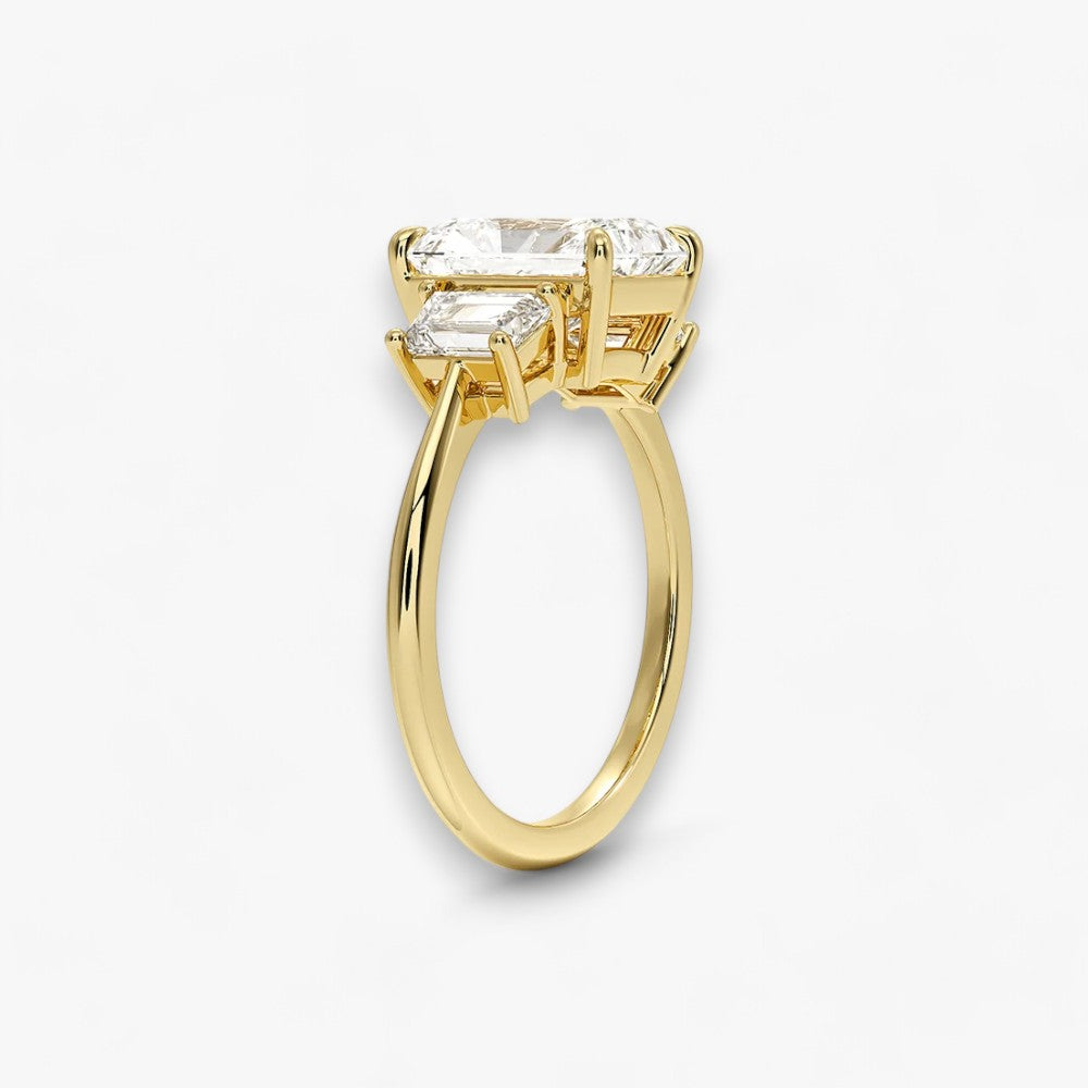 Luxuriöser Verlobungsring mit 2-Karat Radiant-Cut-Diamant und seitlichen Emerald-Cut-Diamanten, eingefasst in einer eleganten Gelbgold-Fassung. Exklusiver Diamantring mit brillantem Glanz und moderner Ästhetik, ideal für Verlobung, Hochzeit oder Jubiläum. Hochwertiges Schmuckdesign mit zeitloser Eleganz und handgefertigter Präzision. Perfekter Verlobungsring für besondere Momente. Jetzt online entdecken und bestellen.