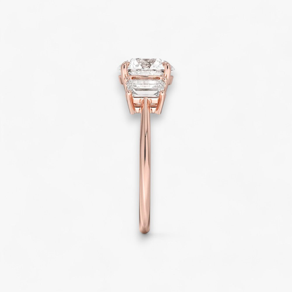 Luxuriöser Verlobungsring mit 2-Karat Rund-Cut-Diamant und seitlichen Emerald-Cut-Diamanten, eingefasst in einer eleganten Rosegold-Fassung. Exklusiver Diamantring mit brillantem Glanz und moderner Ästhetik, ideal für Verlobung, Hochzeit oder Jubiläum. Hochwertiges Schmuckdesign mit zeitloser Eleganz und handgefertigter Präzision. Perfekter Verlobungsring für besondere Momente. Jetzt online entdecken und bestellen.