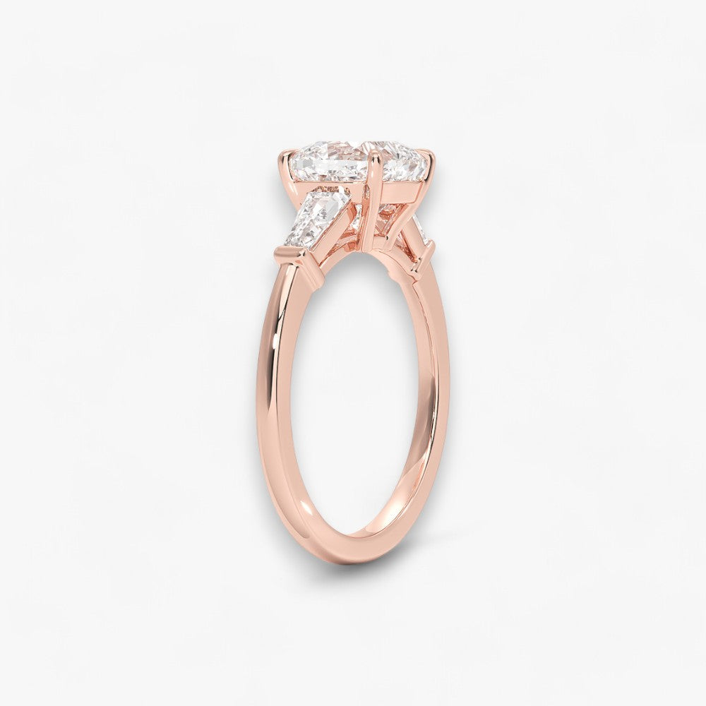 Exklusiver Verlobungsring mit 2-Karat Cushion-Cut-Diamant und klassischen Baguette-Cut-Seitendiamanten, eingefasst in elegantes Rosegold. Luxuriöser Diamantring für Verlobungen, Hochzeiten oder Jubiläen – vereint zeitlose Schönheit und höchste Handwerkskunst. Perfekt für besondere Anlässe. Jetzt den edlen Verlobungsring mit funkelndem Glanz und außergewöhnlichem Design online entdecken und kaufen.