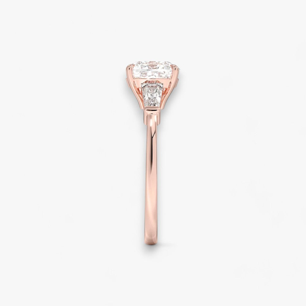 Exklusiver Verlobungsring mit 2-Karat Cushion-Cut-Diamant und klassischen Baguette-Cut-Seitendiamanten, eingefasst in elegantes Rosegold. Luxuriöser Diamantring für Verlobungen, Hochzeiten oder Jubiläen – vereint zeitlose Schönheit und höchste Handwerkskunst. Perfekt für besondere Anlässe. Jetzt den edlen Verlobungsring mit funkelndem Glanz und außergewöhnlichem Design online entdecken und kaufen.