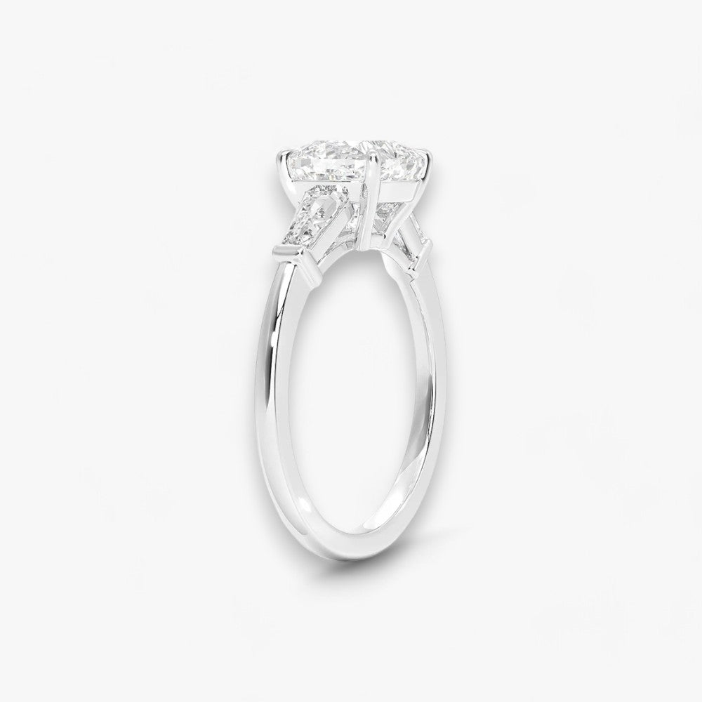 Exklusiver Verlobungsring mit 2-Karat Cushion-Cut-Diamant und klassischen Baguette-Cut-Seitendiamanten, eingefasst in elegantes Weissgold. Luxuriöser Diamantring für Verlobungen, Hochzeiten oder Jubiläen – vereint zeitlose Schönheit und höchste Handwerkskunst. Perfekt für besondere Anlässe. Jetzt den edlen Verlobungsring mit funkelndem Glanz und außergewöhnlichem Design online entdecken und kaufen.