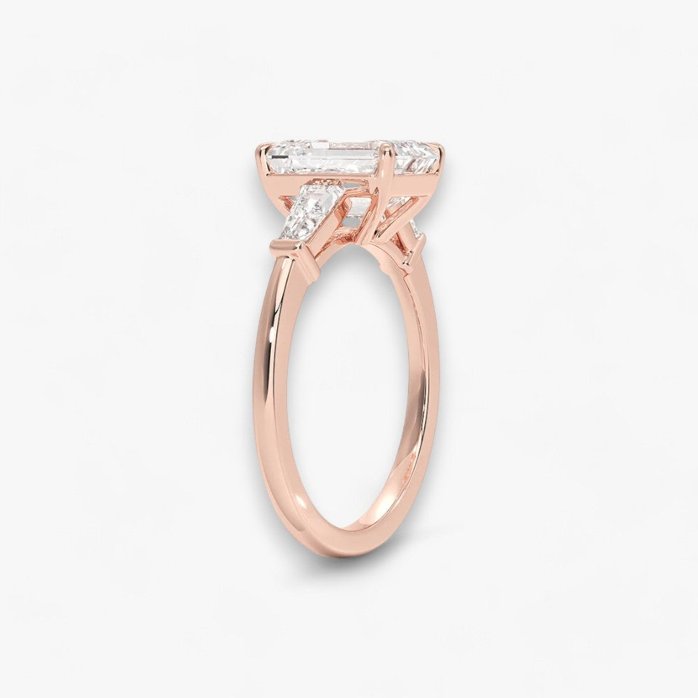 Exklusiver Verlobungsring mit 2-Karat Emerald-Cut-Diamant und klassischen Baguette-Cut-Seitendiamanten, eingefasst in elegantes Rosegold. Luxuriöser Diamantring für Verlobungen, Hochzeiten oder Jubiläen – vereint zeitlose Schönheit und höchste Handwerkskunst. Perfekt für besondere Anlässe. Jetzt den edlen Verlobungsring mit funkelndem Glanz und außergewöhnlichem Design online entdecken und kaufen.