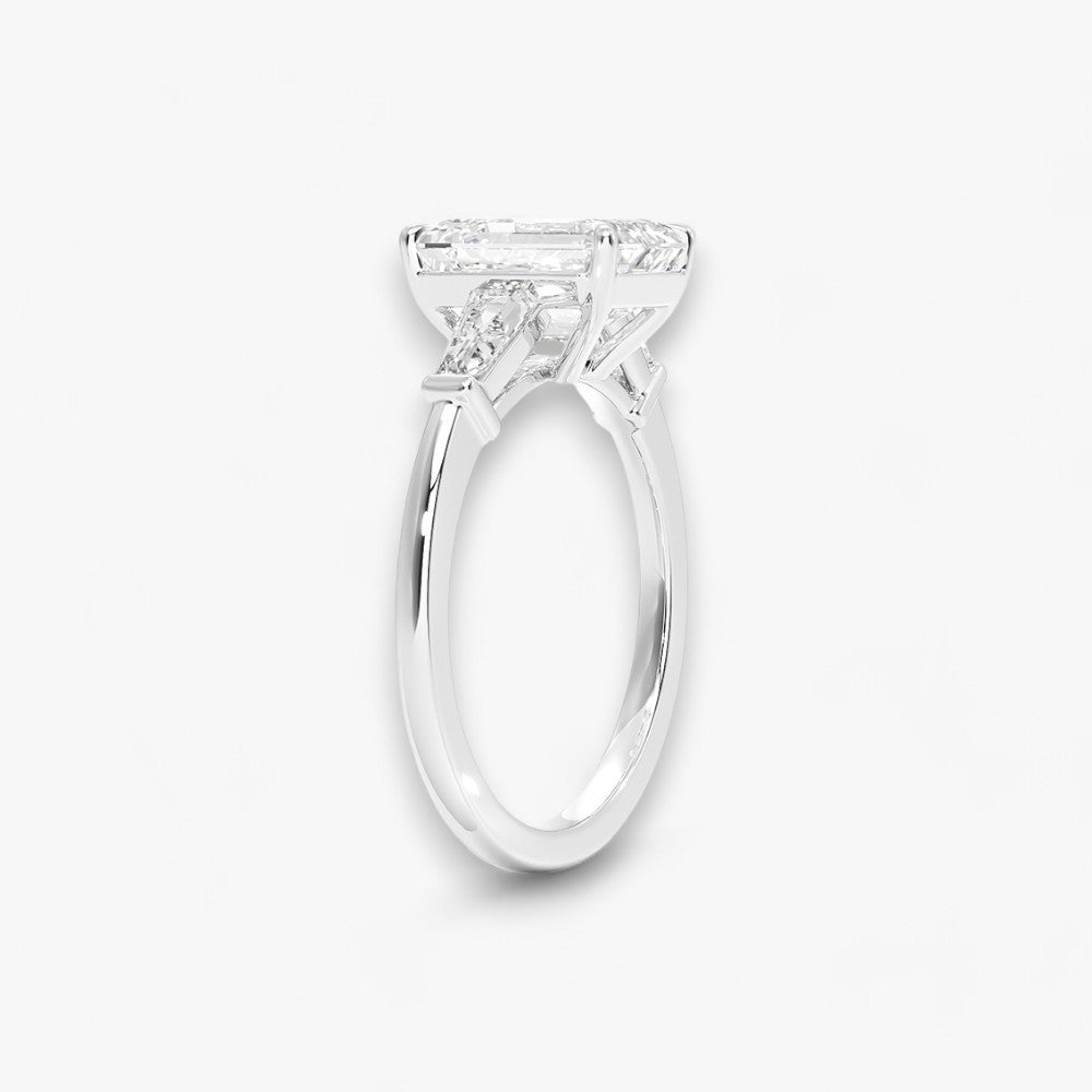 Exklusiver Verlobungsring mit 2-Karat Emerald-Cut-Diamant und klassischen Baguette-Cut-Seitendiamanten, eingefasst in elegantes Weissgold. Luxuriöser Diamantring für Verlobungen, Hochzeiten oder Jubiläen – vereint zeitlose Schönheit und höchste Handwerkskunst. Perfekt für besondere Anlässe. Jetzt den edlen Verlobungsring mit funkelndem Glanz und außergewöhnlichem Design online entdecken und kaufen.