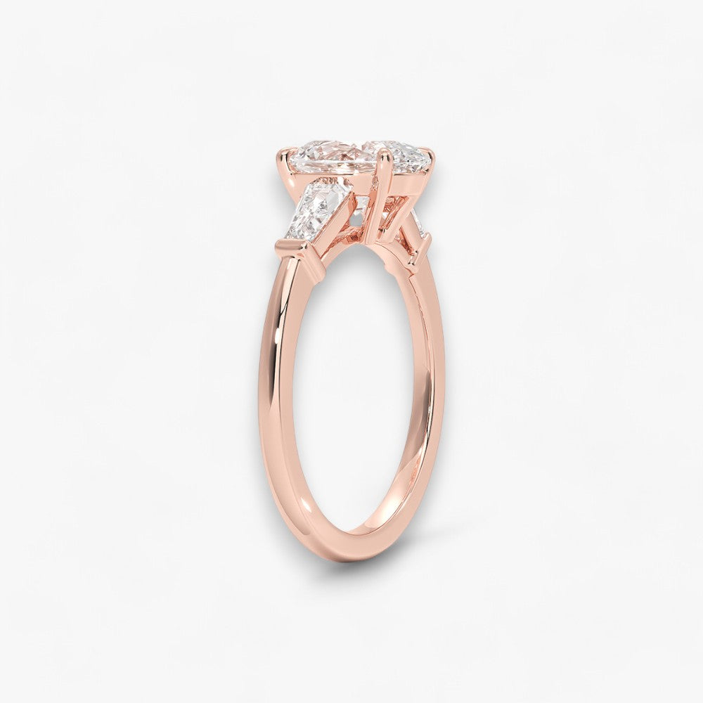 Exklusiver Verlobungsring mit 2-Karat Oval-Cut-Diamant und klassischen Baguette-Cut-Seitendiamanten, eingefasst in elegantes Rosegold. Luxuriöser Diamantring für Verlobungen, Hochzeiten oder Jubiläen – vereint zeitlose Schönheit und höchste Handwerkskunst. Perfekt für besondere Anlässe. Jetzt den edlen Verlobungsring mit funkelndem Glanz und außergewöhnlichem Design online entdecken und kaufen.