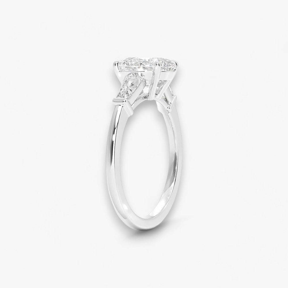 Exklusiver Verlobungsring mit 2-Karat Oval-Cut-Diamant und klassischen Baguette-Cut-Seitendiamanten, eingefasst in elegantes Weissgold. Luxuriöser Diamantring für Verlobungen, Hochzeiten oder Jubiläen – vereint zeitlose Schönheit und höchste Handwerkskunst. Perfekt für besondere Anlässe. Jetzt den edlen Verlobungsring mit funkelndem Glanz und außergewöhnlichem Design online entdecken und kaufen.