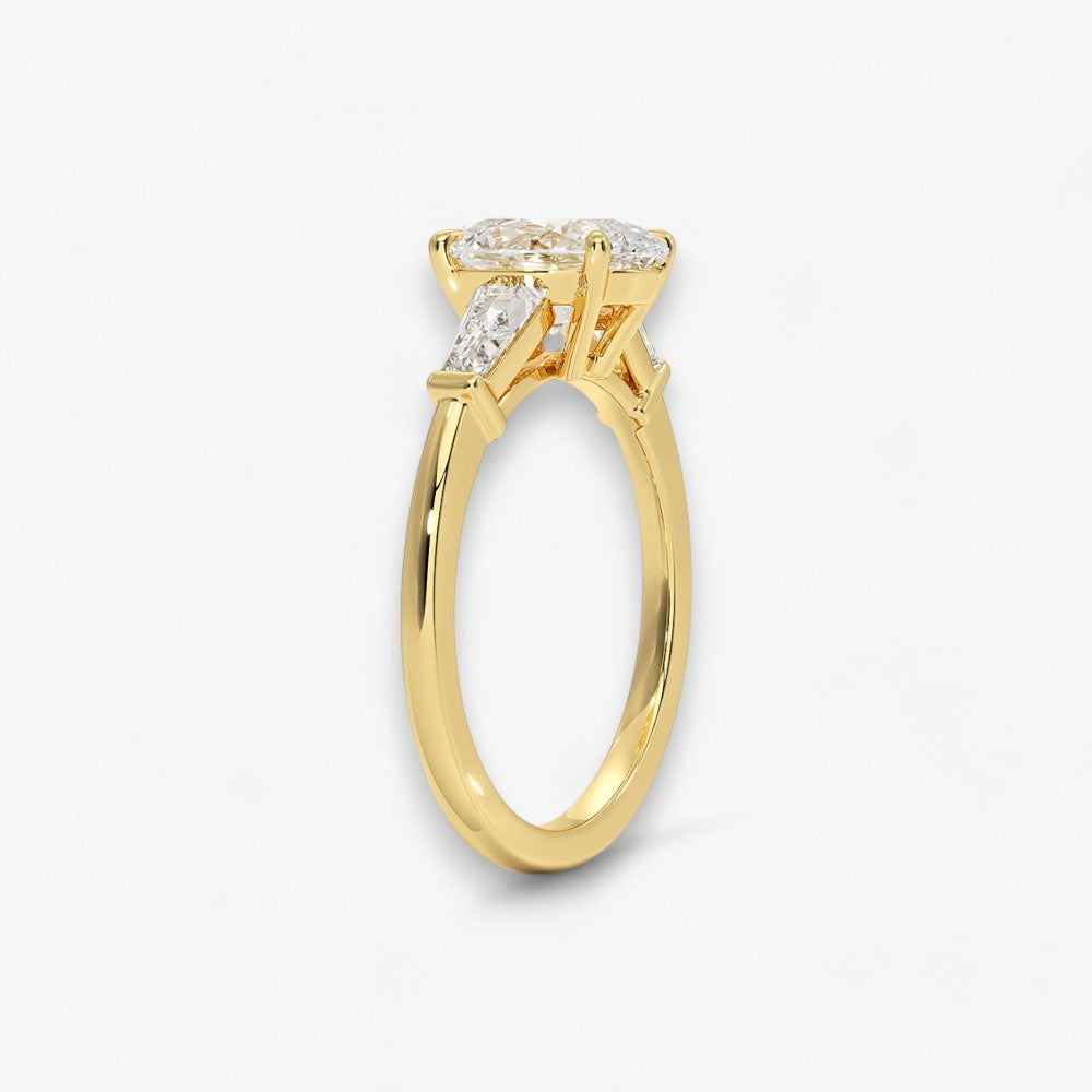 Exklusiver Verlobungsring mit 2-Karat Oval-Cut-Diamant und klassischen Baguette-Cut-Seitendiamanten, eingefasst in elegantes Gelbgold. Luxuriöser Diamantring für Verlobungen, Hochzeiten oder Jubiläen – vereint zeitlose Schönheit und höchste Handwerkskunst. Perfekt für besondere Anlässe. Jetzt den edlen Verlobungsring mit funkelndem Glanz und außergewöhnlichem Design online entdecken und kaufen.