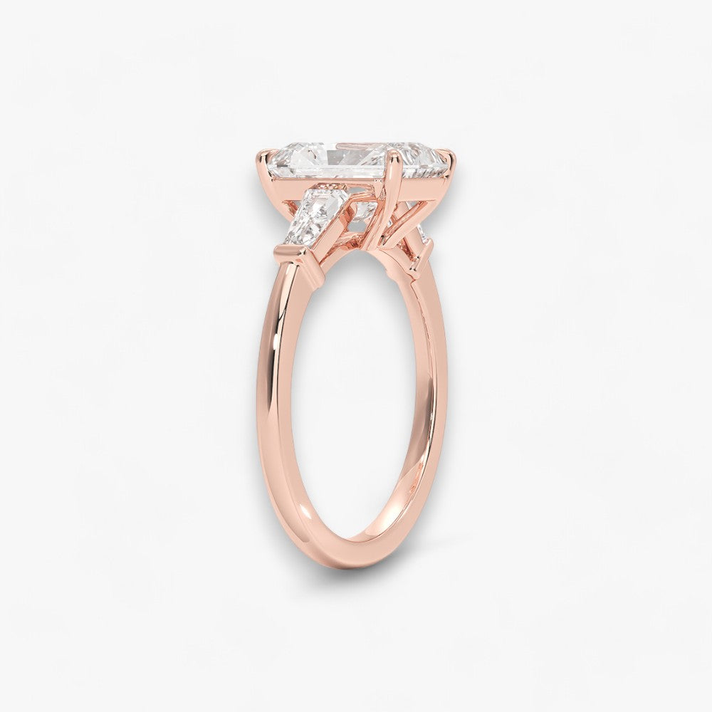 Exklusiver Verlobungsring mit 2-Karat Radiant-Cut-Diamant und klassischen Baguette-Cut-Seitendiamanten, eingefasst in elegantes Rosegold. Luxuriöser Diamantring für Verlobungen, Hochzeiten oder Jubiläen – vereint zeitlose Schönheit und höchste Handwerkskunst. Perfekt für besondere Anlässe. Jetzt den edlen Verlobungsring mit funkelndem Glanz und außergewöhnlichem Design online entdecken und kaufen.