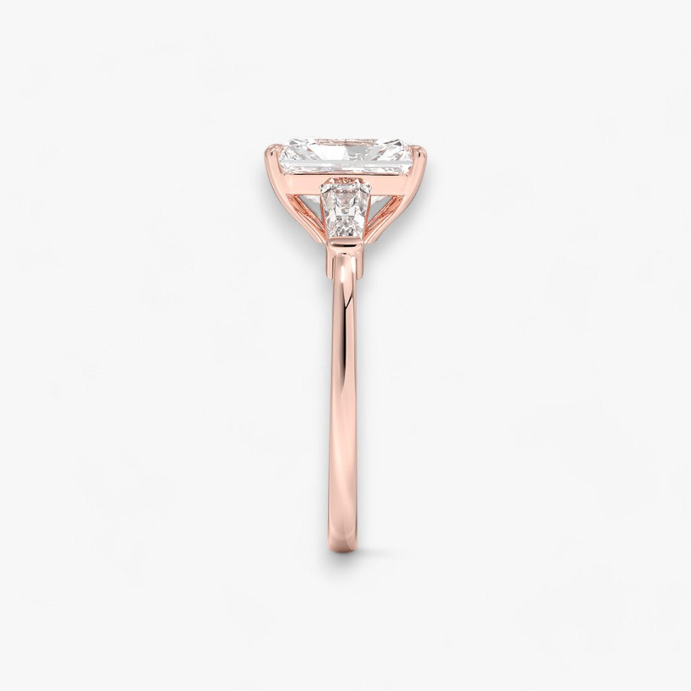 Exklusiver Verlobungsring mit 2-Karat Radiant-Cut-Diamant und klassischen Baguette-Cut-Seitendiamanten, eingefasst in elegantes Rosegold. Luxuriöser Diamantring für Verlobungen, Hochzeiten oder Jubiläen – vereint zeitlose Schönheit und höchste Handwerkskunst. Perfekt für besondere Anlässe. Jetzt den edlen Verlobungsring mit funkelndem Glanz und außergewöhnlichem Design online entdecken und kaufen.