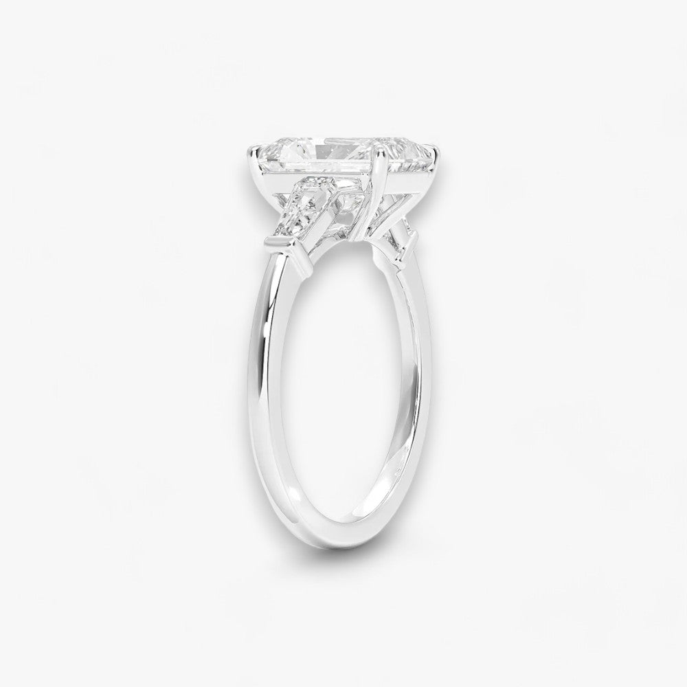 Exklusiver Verlobungsring mit 2-Karat Radiant-Cut-Diamant und klassischen Baguette-Cut-Seitendiamanten, eingefasst in elegantes Weissgold. Luxuriöser Diamantring für Verlobungen, Hochzeiten oder Jubiläen – vereint zeitlose Schönheit und höchste Handwerkskunst. Perfekt für besondere Anlässe. Jetzt den edlen Verlobungsring mit funkelndem Glanz und außergewöhnlichem Design online entdecken und kaufen.