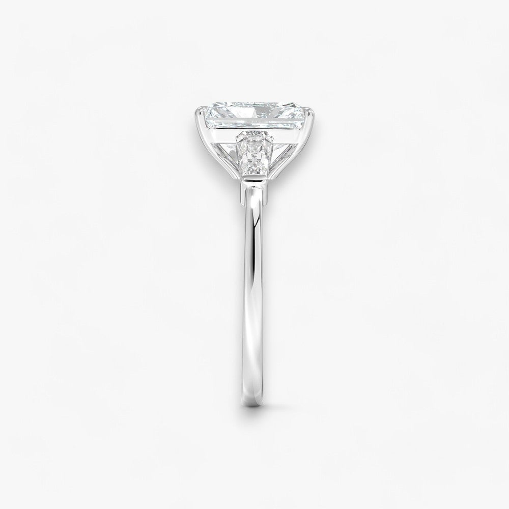 Exklusiver Verlobungsring mit 2-Karat Radiant-Cut-Diamant und klassischen Baguette-Cut-Seitendiamanten, eingefasst in elegantes Weissgold. Luxuriöser Diamantring für Verlobungen, Hochzeiten oder Jubiläen – vereint zeitlose Schönheit und höchste Handwerkskunst. Perfekt für besondere Anlässe. Jetzt den edlen Verlobungsring mit funkelndem Glanz und außergewöhnlichem Design online entdecken und kaufen.