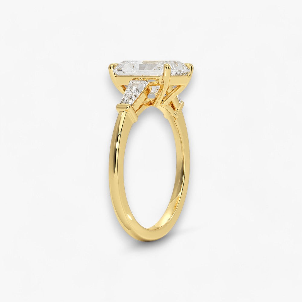 Exklusiver Verlobungsring mit 2-Karat Radiant-Cut-Diamant und klassischen Baguette-Cut-Seitendiamanten, eingefasst in elegantes Gelbgold. Luxuriöser Diamantring für Verlobungen, Hochzeiten oder Jubiläen – vereint zeitlose Schönheit und höchste Handwerkskunst. Perfekt für besondere Anlässe. Jetzt den edlen Verlobungsring mit funkelndem Glanz und außergewöhnlichem Design online entdecken und kaufen.